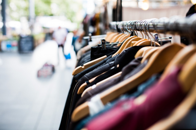 magasin-VERIGNON-min_blur_close_up_focus_hanger_jacket_market_people_rack-1176303